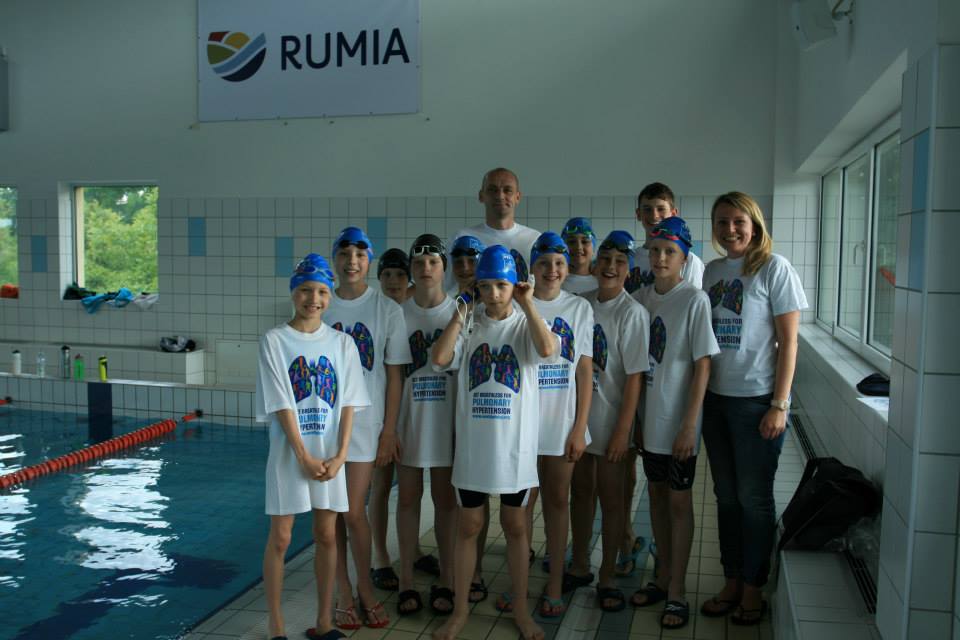 Młode Pływaczki I Pływacy UKS Tri Team Rumia Trenują Dla Chorych Na Nadciśnienie Płucne.
